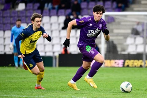 عمر فايد يتعرض للإصابة خلال مباراة بيرشوت وتشارليروا في الدوري البلجيكي